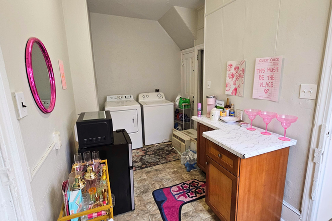 Mudroom - Updated 3 Bedroom- 4 person Apt.  Just blocks away from WCU