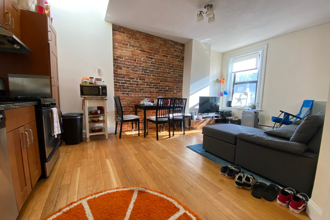 11 - NO BROKER FEE!!!! DUPLEX 3 bed on Symphony Rd, AC, laundry in building