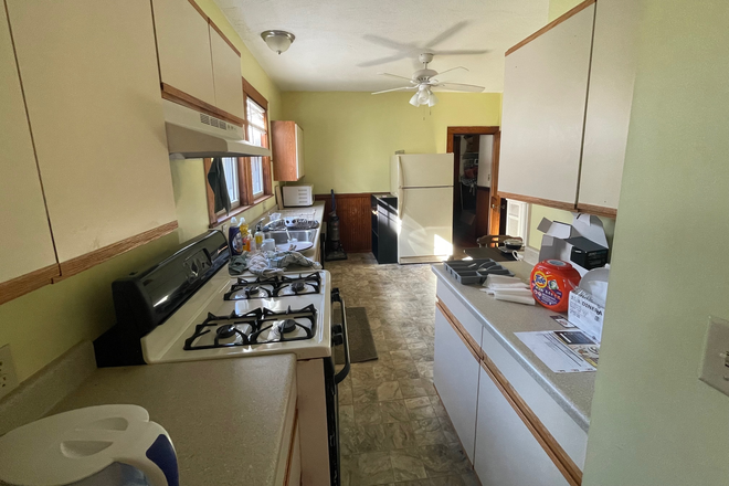 Kitchen - Fully Furnished 2-bedroom apartment close to campus! 6/1/2025