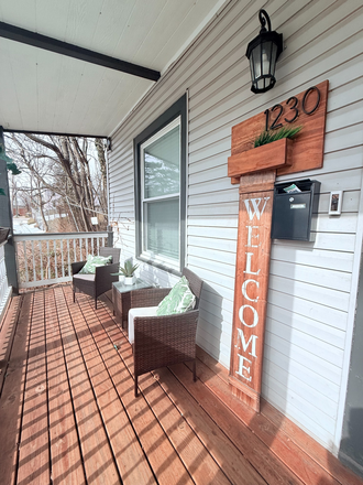 Front Porch - Fully Furnished Charming 3-Bedroom House with Classic Character – Cincinnati, OH
