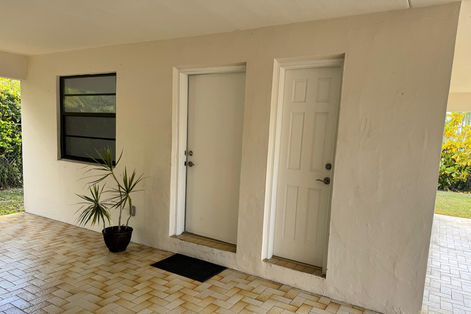 Entrance - Quiet, Spacious, and Well Illuminated Efficiency in South Miami for Rent. Annex to private home.