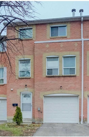 Outside of townhouse - 4 bedroom townhouse in murison blvd. 20min bus, 30min walk from utsc campus