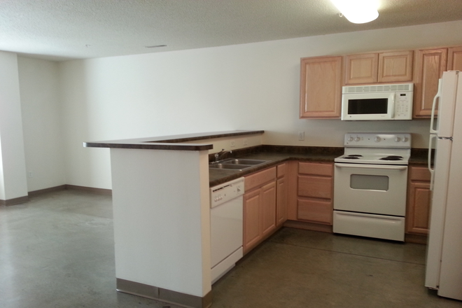 Kitchen - 3 BR 2 BATH TOWNHOUSE -Large Spacious Apartment, INTERNET & PARKING INCLUDED