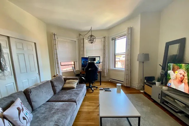 - - NO Broker Fee!! Right Close to Campus! 2 bed w/ Laundry in Building Apartments