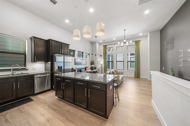 Kitchen - Gated 3 bedroom Townhome ideally Situated off Bayou & 288, HEB and Medical Center!