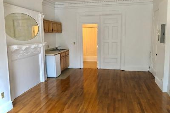 Visit hubrealtyproperties.com - Handy studio in small clean brownstone, bay windows, on green line T on Beacon St Apartments
