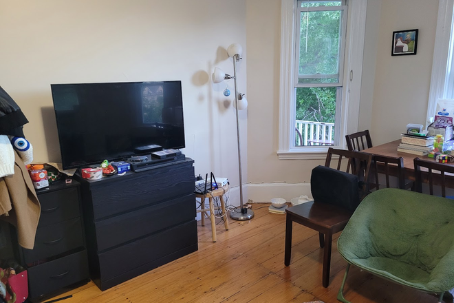 Living room - Room for rent in Cambridge in 3-bedroom 1 bath unit Apartments