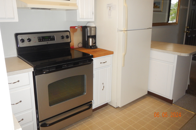 kitchen - 5 minutes to Bay Campus, 15 Minutes to Main Campus, North End Near Bonnet Shores Condo