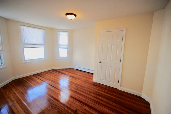 Call NOW for showings! 617-236-8550 - LEXINGTON ST - *NO FEE* TOP FLR 4BR NEAR MBTA AIRPORT FOR *9/1/2026* W/ LNDRY IN BLDNG, 2 BATH, DW! Apartments