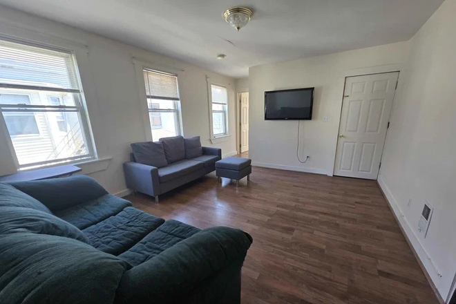 Living - Brandeis on Vernon 3 bedroom LARGE  Bedrooms living room, and kitchen. Apartments