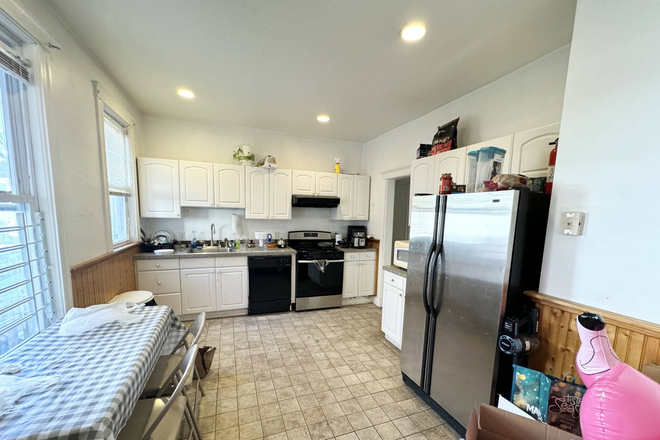 LIVING - 3 BED ON HILLSIDE WITH LAUNDRY IN UNIT! 9/1/25!