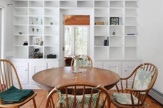 Dining room - Room with private entrance and bathroom in family home