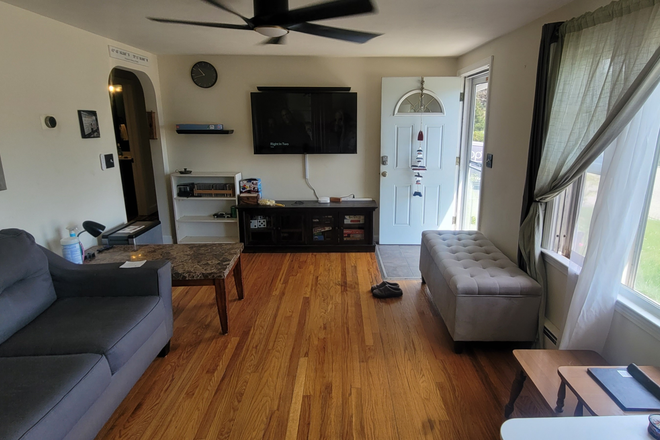 Living Room - Room for Rent, 5 Minutes from Eastern House