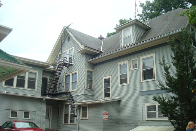 Exterior - 308 N Clinton - UIowa Tenant Property Apartments