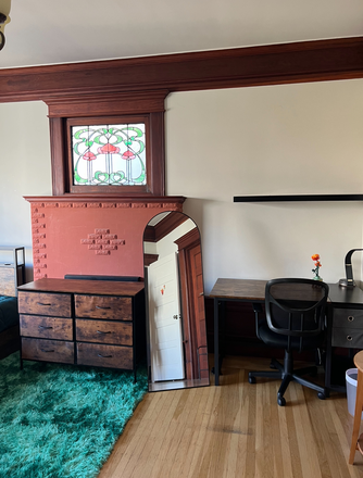 Bedroom desk, mirror and drawer - Spacious room close to campus, fully furnished Apartments