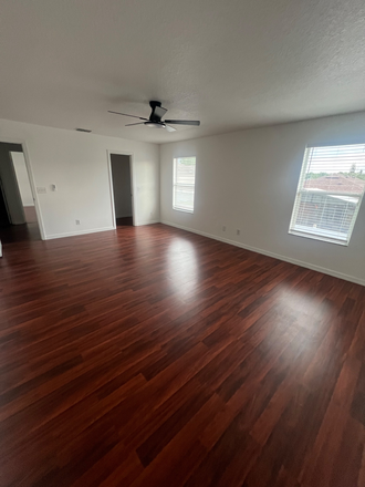 suite - Beautifully kept with lots of rooms!!! House