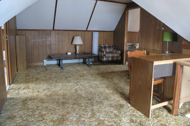 living room 3rd floor - Large apartment, all utilities included, free laundry, parking, 3 blocks from campus