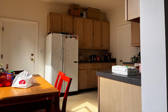 Kitchen view that faces west. - Apartment Close to Northwestern Campus