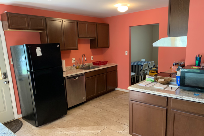 Kitchen - A furnished rental house for UMD students