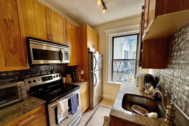 LIVING - 2 BED WITH HEAT AND HOT WATER INCLUDED! 9/1/25!