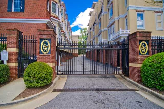 Gated community - Clifton Heights/Female roommate/Gated community