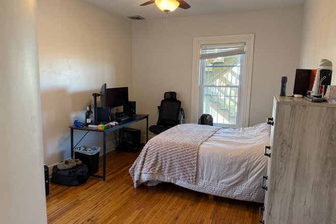 Bedroom - 1 Bedroom available in 2 Bedroom 2nd Floor Apartment, Fully Furnished, Laundry in unit