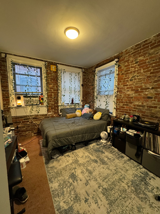 Spacious Bedroom - Burbank St Apt, less than 10 min walk to campus, Grocery stores and Mass Ave close