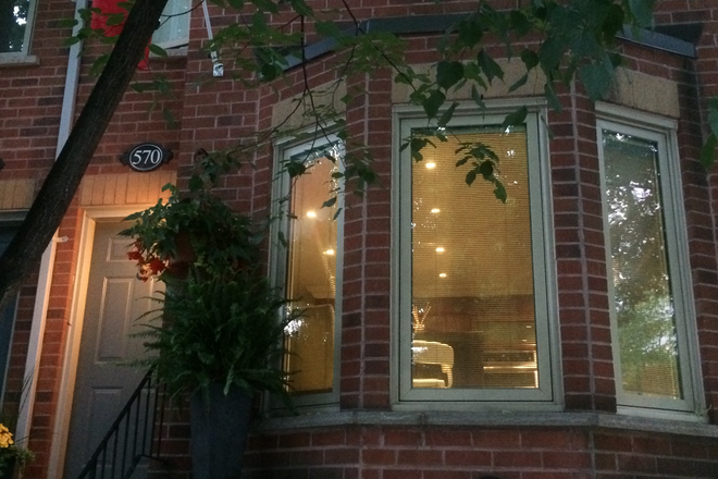 Front entrance - Beautiful shared townhouse near Wellesley and Sherbourne