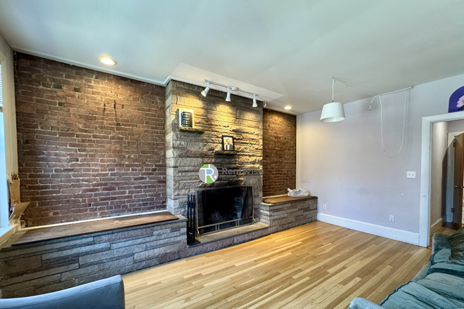 1 - Spacious 4 Bed / 2 Bath in Brookline – 9/1 – Heat & Hot Water Included Apartments