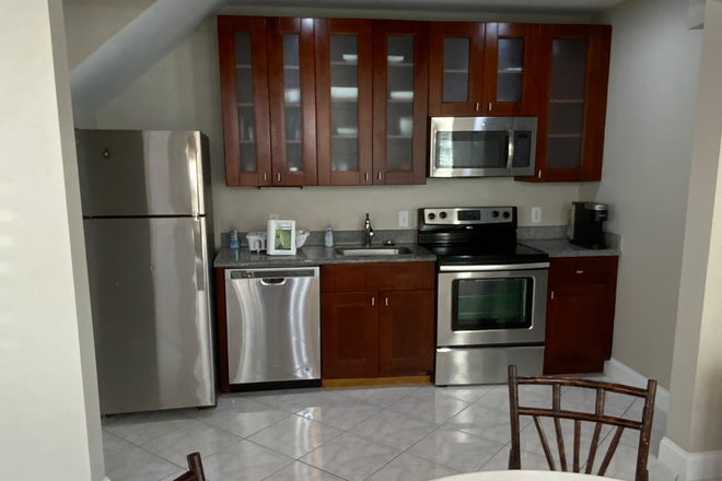 Kitchen - Beautiful 2B/2.5 Bath Duplex Duplex