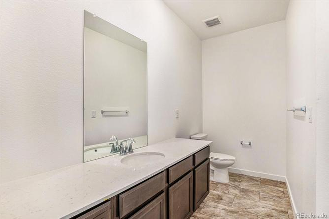 Shared bathroom - Modern Town-home