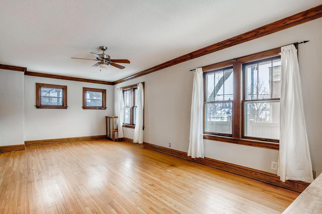 Living - HUGE 6 BEDROOM WITH 2 BONUS ROOMS: office, study rooms, dens House