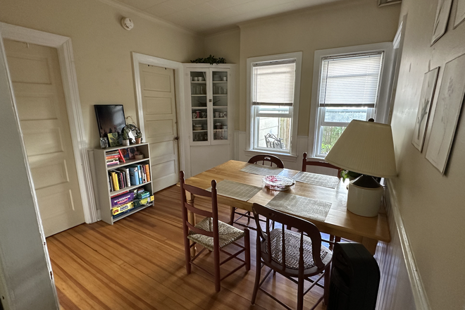 Dining room - 1 bedroom available in adorable 3 bed 1 bath apartment, great roommates, W/D