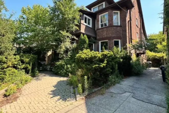 The house - 1 sunny bedroom (High Park near metro-15 minutes to Saint George Campus) 2300$ all included