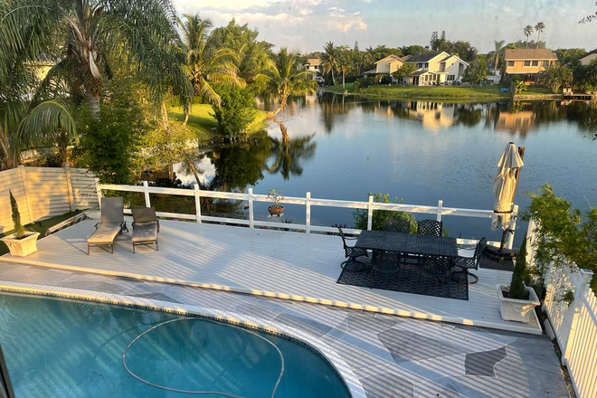 Back Patio - Oasis room rental in Davie home!