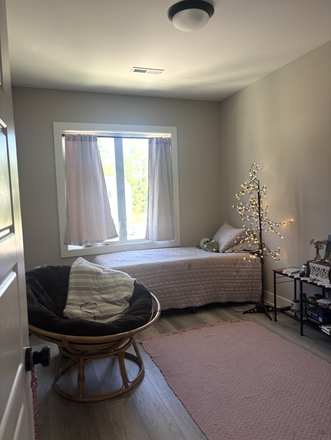 Room - ROOM AVAILABLE IMMEDIATELY | $850 | FEMALE ROOMMATE Townhome