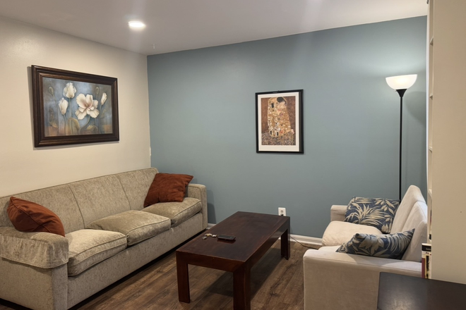 Living room - 1055 West Barre St ( 4 rooms for rent) Townhome