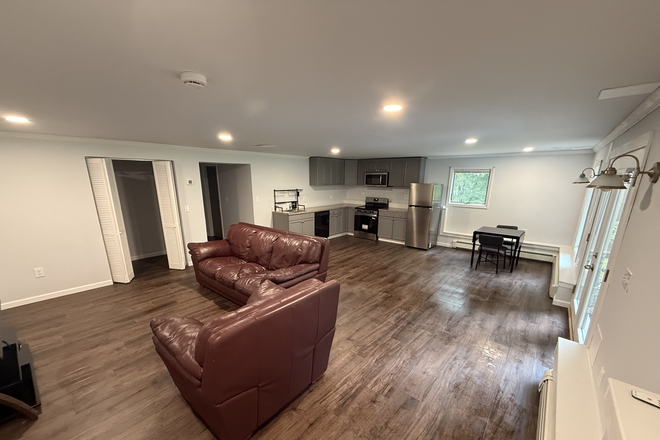 Living Space - 1 BR apartment with private yard space, fully furnished, utilities included, 3 miles from UCONN