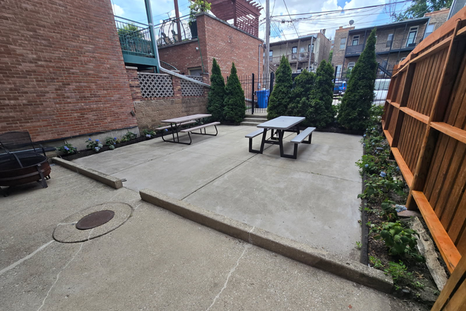 Back yard - Renovated 1 bed room Apartment one block from Illinois Medical Center