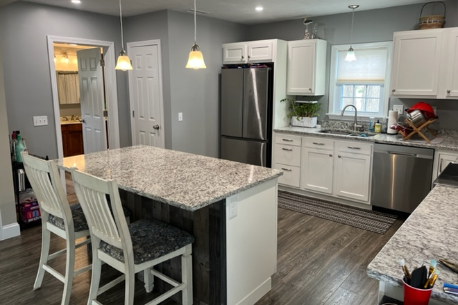 Kitchen island - 3 BR House at top of Bonnet Shores for 2026-2027 Academic Year