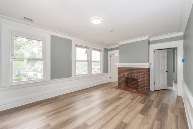 Living room - Renovated 8 bedroom near campus Duplex