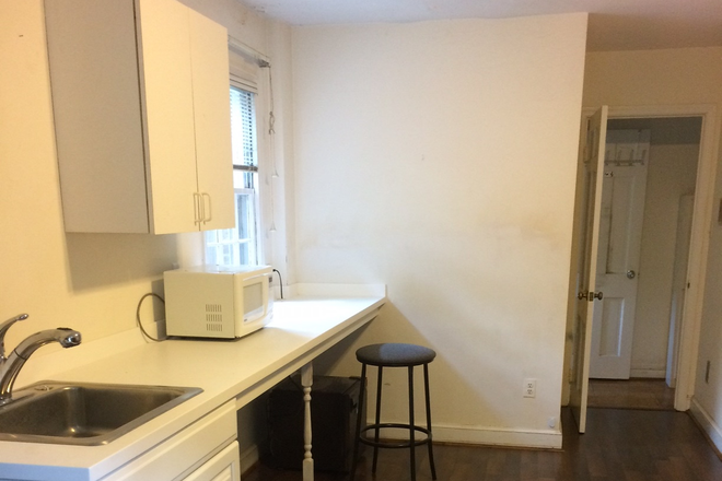 Prep/eating area, door to hall & bath - 4 blocks to campus, pvt. entrance, "mother-in-law" suite House