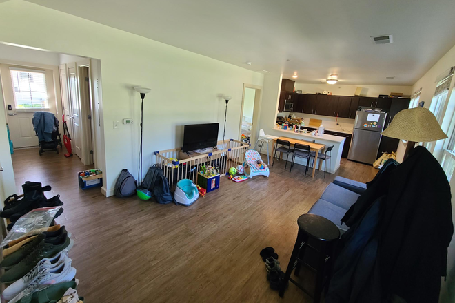 Living room & kitchen - Relet:3BR thome for PU Faculty/Staff only-Oak Ln-Princeton