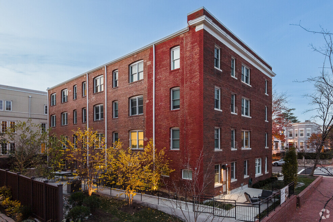 Building - Flats on the Hill Apartments