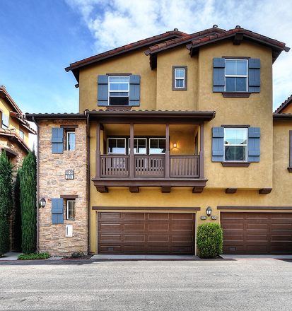 outside look of the house - 2 bedroom 2.5 bath upscale townhouse close to UCI