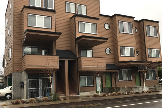 Front of Townhouse complex - 4 bed townhouse with 2 available rooms for the 2026-27 academic year. Close to campus!