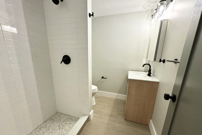 - - No Broker Fee!! Short Commute/Drive to Campus! Spacious 4 bed 3 bath w/ Laundry Apartments