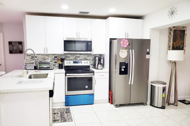 Kitchen - 5 min to FAU Utilities Included fully Furnished