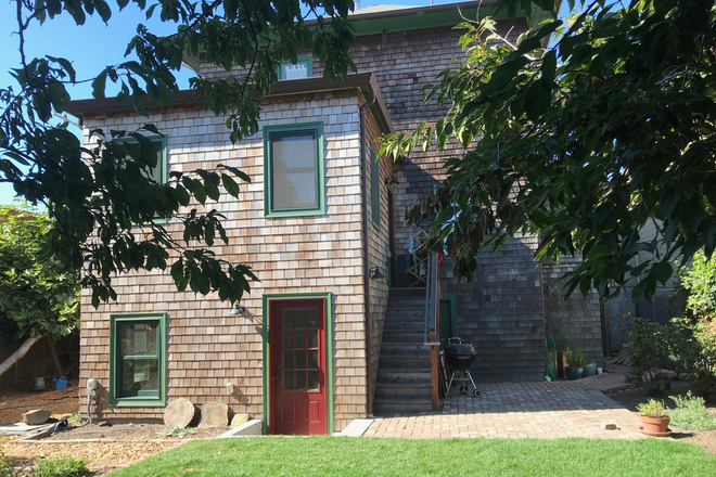 Private entrance - Garden Studio close to Cal,  parks, transit, Berkeley Bowl Apartments
