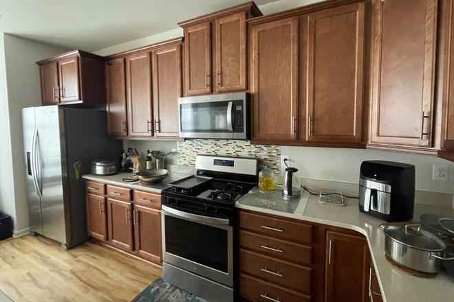 Kitchen - Glenn Dale Crossing Townhome